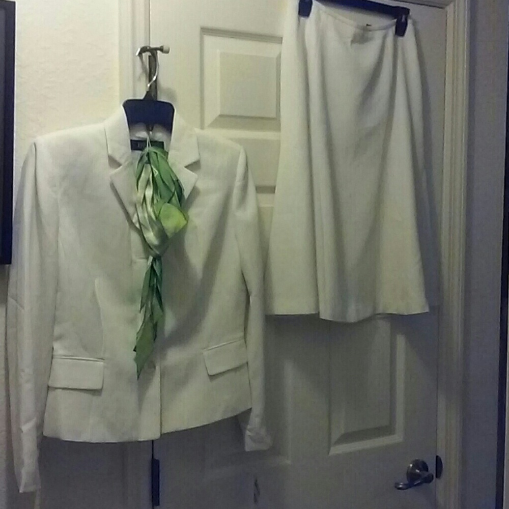 2-Pc Kasper Suit W/ Matching Scraf - image 1